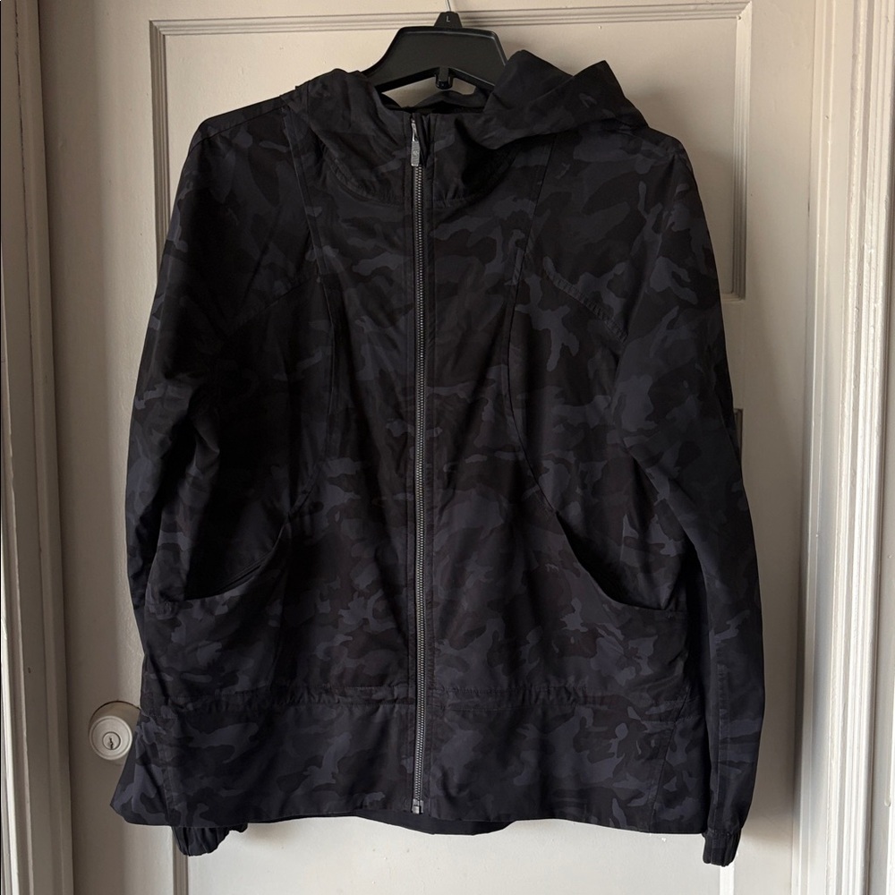 Women’s lululemon athletica dark camo wind breaker jacket